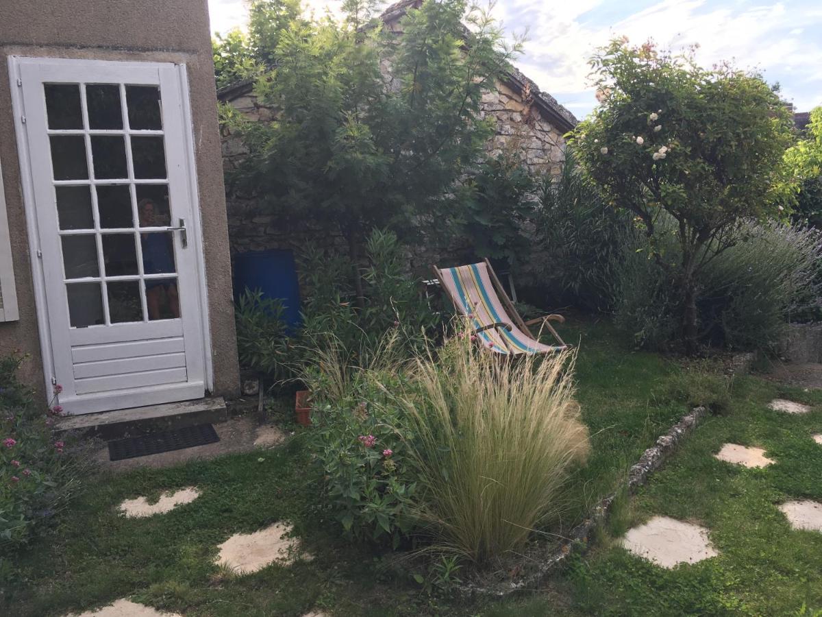 Chez Fred Avec Vue Sur Le Chateau Angles-sur-lʼAnglin Exterior foto